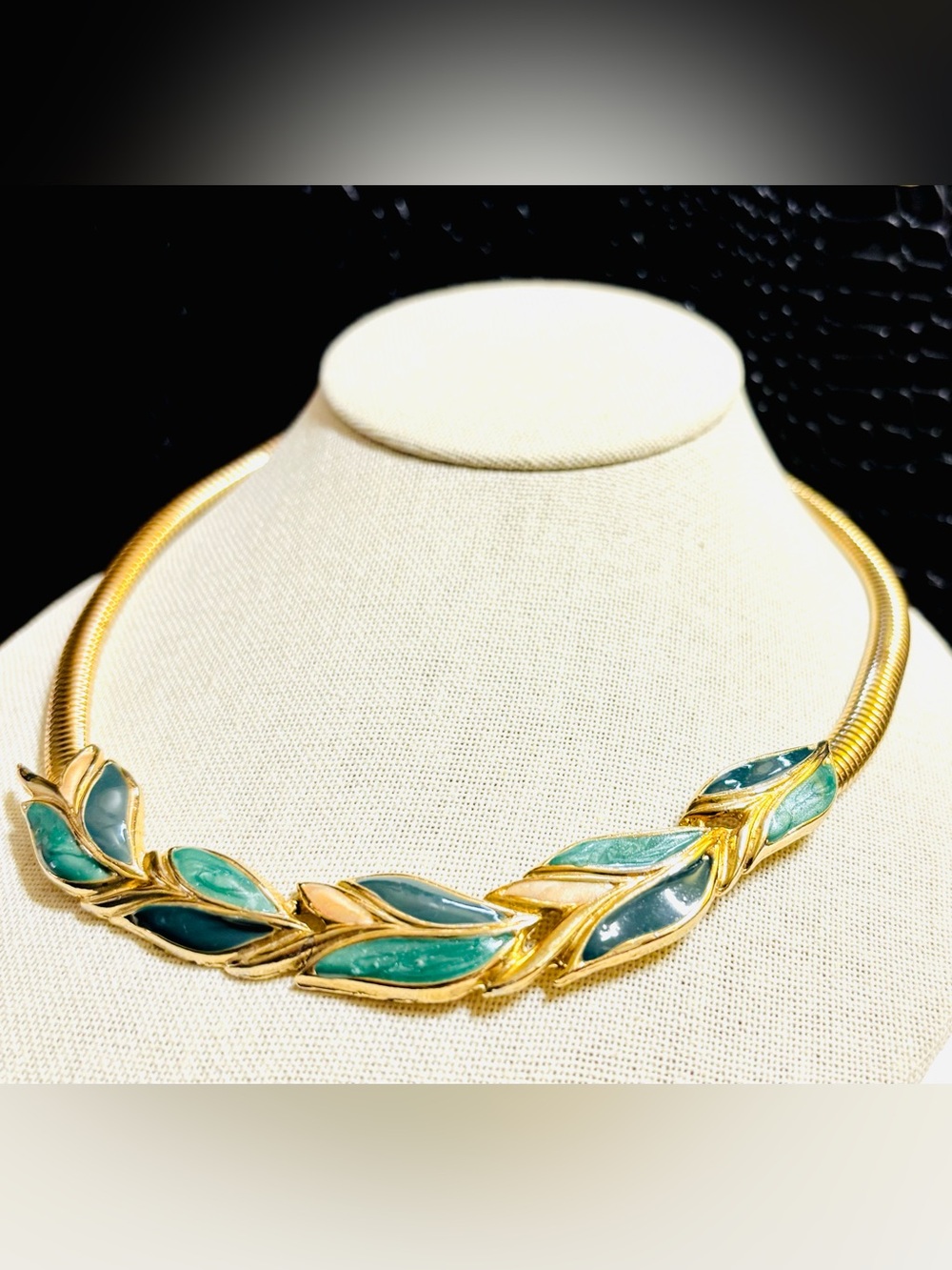 Vintage Green Shimmer Leaf Omega Collar Enamel Gold Tone Necklace 1980s